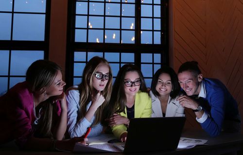 Kelas Tengah Malam: Inovasi Belajar bagi Anak Pekerja Siang Hari