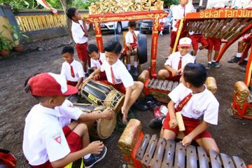 Pendidikan Musik Tradisional di SD: Proyek 12 Pekan untuk Melestarikan Lagu & Instrumen Lokal